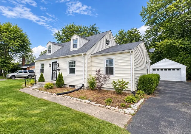 Photo 2 of Single family home for sale at 4 Richmond Ave, London, OH 43140 | MLS# 969093 | Listing updated on 2026-09-17