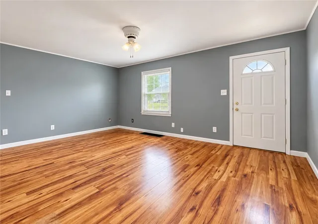 Photo 3 of Single family home for sale at 4 Richmond Ave, London, OH 43140 | MLS# 969093 | Listing updated on 2026-09-17