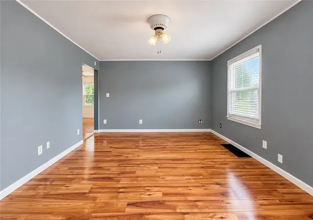 Photo 4 of Single family home for sale at 4 Richmond Ave, London, OH 43140 | MLS# 969093 | Listing updated on 2026-09-17