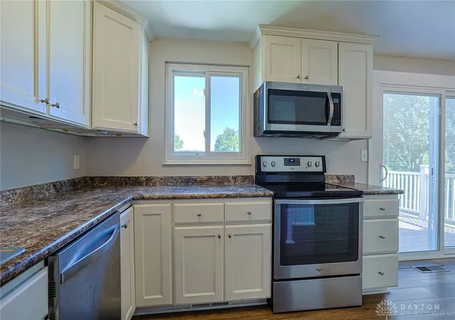 Photo 3 of Single family home for sale at 1403 Moondust Ct, Miamisburg, OH 45342 | MLS# 968959 | Listing updated on 2026-10-03
