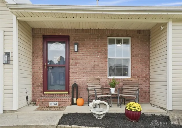 Photo 2 of Sale Pending at 584 Cheyenne Ct, Wilmington, OH 45177 | MLS# 968787 | Listing updated on 2026-09-24