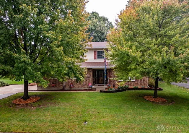 Photo 2 of Single family home for sale at 1874 Willowgreen Dr, Beavercreek, OH 45432 | MLS# 969426 | Listing updated on 2026-09-22