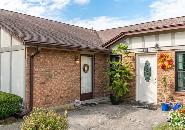 Listing Photo 3 - Condo for sale in building located at 846 Pine Needles Dr, Dayton, OH 45458