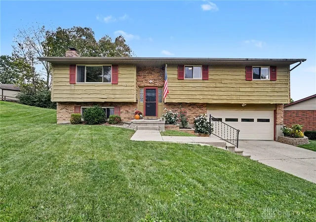 Photo 1 of Sale Pending at 850 Lea Castle Pl, Miamisburg, OH 45342 | MLS# 971380 | Listing updated on 2026-10-21