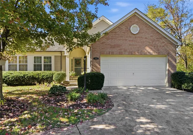 Single family home for sale at 958 Raintree Ln, Maineville, OH 45039 | MLS# 971452