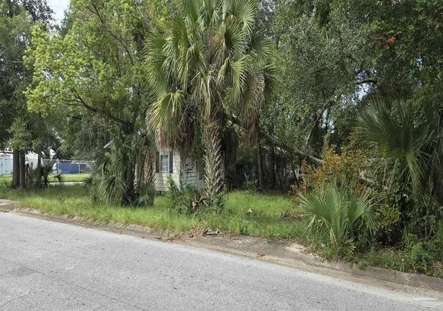 Photo 3 of Single family home for sale at 800 W Gonzalez St, Pensacola, FL 32501 | MLS# 688493 | Listing updated on 2026-09-03
