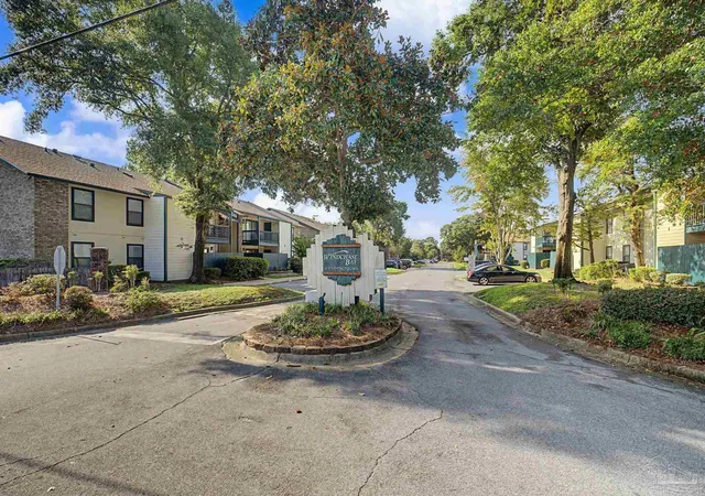 Listing Photo 2 - Condo for sale in building located at 2299 Scenic Hwy, Pensacola, FL 32503 - Unit #K5