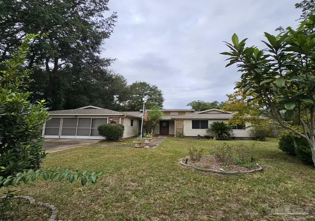 Photo 2 of Single family home for sale at 2149 Yardley Cir, Pensacola, FL 32526 | MLS# 690004 | Listing updated on 2026-10-07