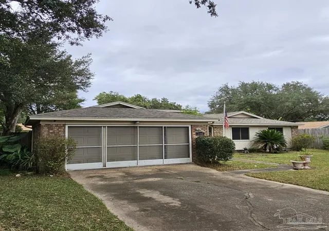 Photo 3 of Single family home for sale at 2149 Yardley Cir, Pensacola, FL 32526 | MLS# 690004 | Listing updated on 2026-10-07