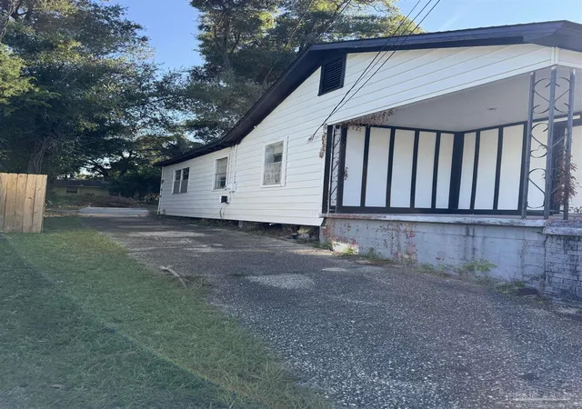Photo 2 of Single family home for sale at 1111 W Lloyd St, Pensacola, FL 32501 | MLS# 689715 | Listing updated on 2026-10-01