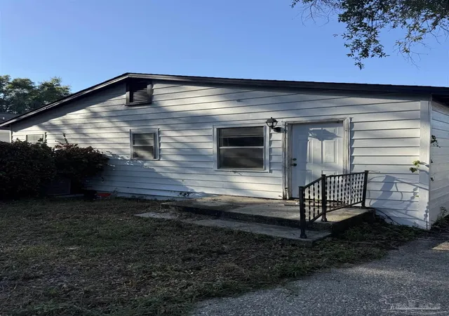 Photo 3 of Single family home for sale at 1111 W Lloyd St, Pensacola, FL 32501 | MLS# 689715 | Listing updated on 2026-10-01