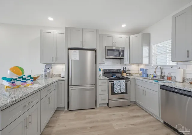 Listing Photo 5 - Condo for sale in building located at 1150 Ft Pickens Rd, Pensacola, FL 32561 - Unit #D-6