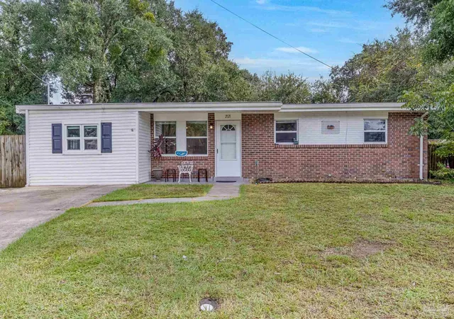Photo 1 of Single family home for sale at 2121 Elaine Cir, Pensacola, FL 32504 | MLS# 688985 | Listing updated on 2026-09-15