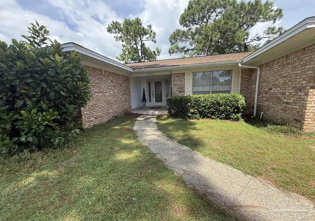 Photo 2 of Sale Pending at 4240 Cherry Laurel Dr, Pensacola, FL 32504 | MLS# 688988 | Listing updated on 2026-10-19