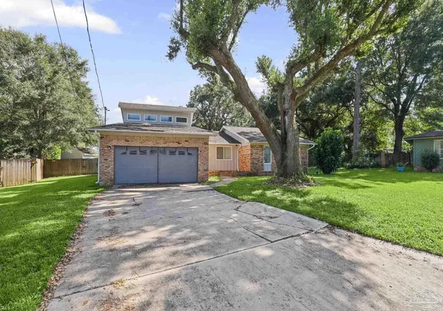 Photo 2 of Single family home for sale at 2143 Yardley Cir, Pensacola, FL 32526 | MLS# 689097 | Listing updated on 2026-10-15