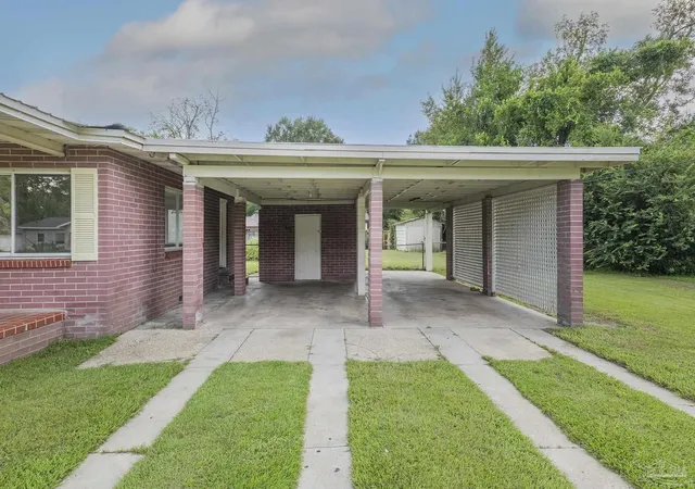 Photo 3 of Single family home for sale at 11 Ivanhoe Ave, Pensacola, FL 32534 | MLS# 688469 | Listing updated on 2026-09-15