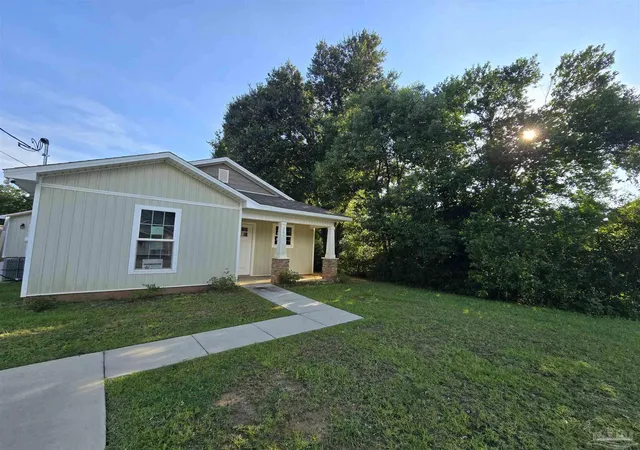 Photo 2 of Single family home for sale at 2617 W Leonard St, Pensacola, FL 32505 | MLS# 689392 | Listing updated on 2026-09-23
