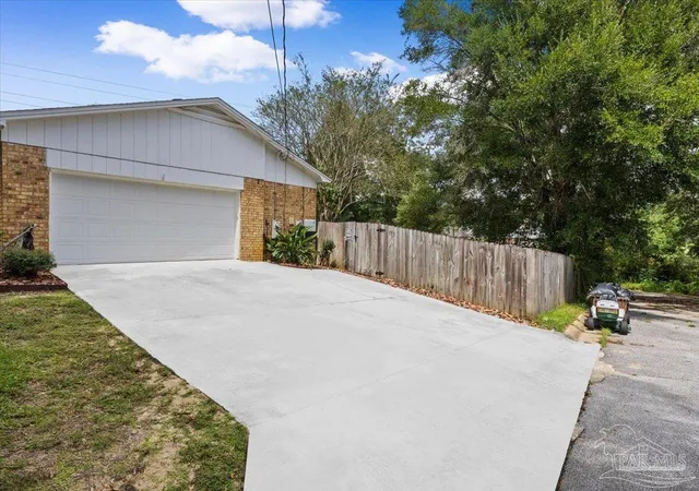 Photo 2 of Single family home for sale at 6006 W Shore Dr, Pensacola, FL 32526 | MLS# 688833 | Listing updated on 2026-09-14