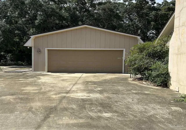 Photo 3 of Single family home for sale at 817 Bay Cliffs Rd, Gulf Breeze, FL 32561 | MLS# 688399 | Listing updated on 2026-09-15