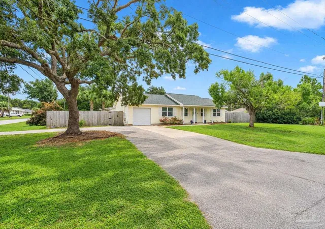 Photo 2 of Single family home for sale at 1462 Central Pkwy, Gulf Breeze, FL 32563 | MLS# 688258 | Listing updated on 2026-09-14