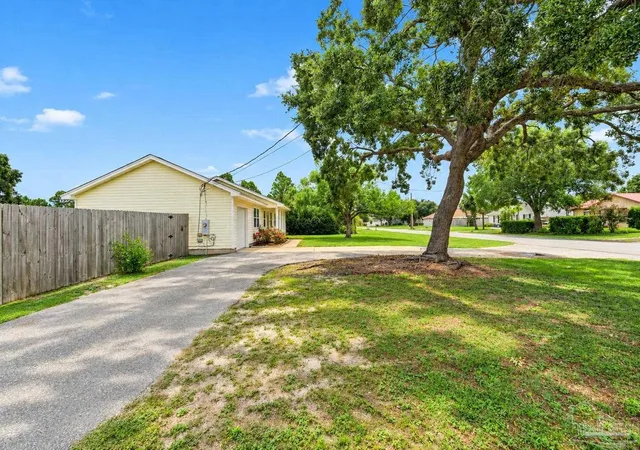 Photo 3 of Single family home for sale at 1462 Central Pkwy, Gulf Breeze, FL 32563 | MLS# 688258 | Listing updated on 2026-09-14