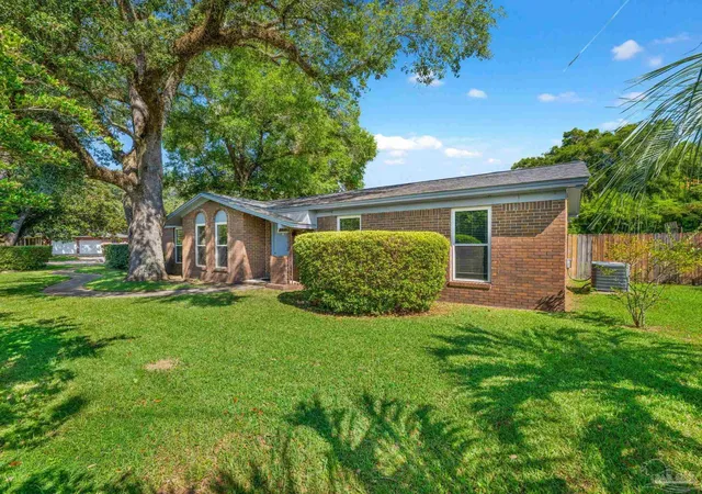Photo 3 of Single family home for sale at 6010 Prospect Ln, Pensacola, FL 32526 | MLS# 688598 | Listing updated on 2026-10-27