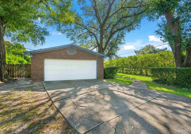 Photo 4 of Single family home for sale at 6010 Prospect Ln, Pensacola, FL 32526 | MLS# 688598 | Listing updated on 2026-10-27