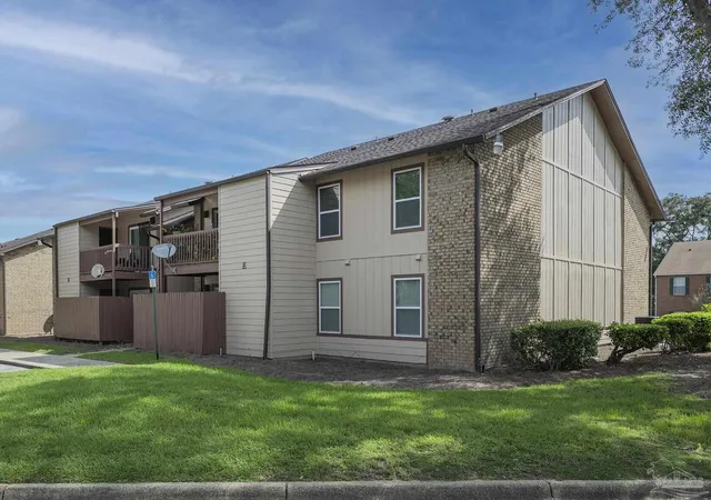 Listing Photo 1 - Condo for sale in building located at 2303 Michigan Ave, Pensacola, FL 32526 - Unit #E-1