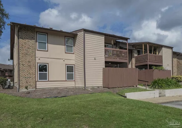 Listing Photo 2 - Condo for sale in building located at 2303 Michigan Ave, Pensacola, FL 32526 - Unit #E-1