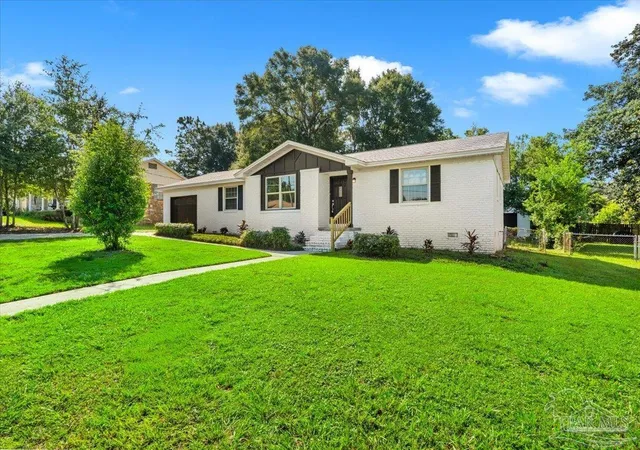 Photo 3 of Sale Pending at 2031 Broyhill Ln, Pensacola, FL 32526 | MLS# 689373 | Listing updated on 2026-10-02