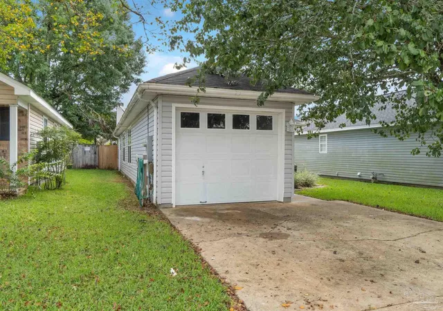 Photo 2 of Single family home for sale at 4025 Glenway Dr, Pensacola, FL 32526 | MLS# 688704 | Listing updated on 2026-09-08