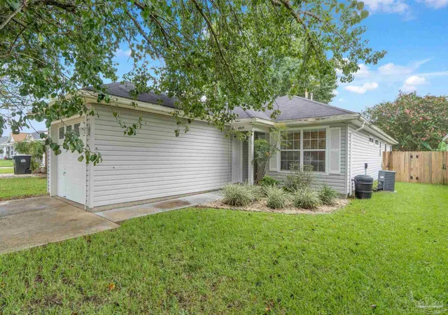 Photo 3 of Single family home for sale at 4025 Glenway Dr, Pensacola, FL 32526 | MLS# 688704 | Listing updated on 2026-09-08