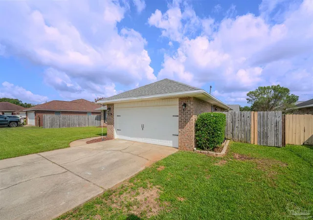 Photo 2 of Single family home for sale at 5554 Lovaleen Cir, Pensacola, FL 32526 | MLS# 688669 | Listing updated on 2026-09-14