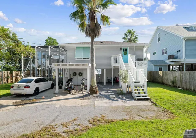 Photo 3 of Single family home for sale at 5469 Soundside Dr, Gulf Breeze, FL 32563 | MLS# 689387 | Listing updated on 2026-09-24