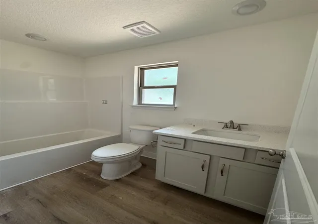 Listing Photo 5 - Condo for sale in building located at 1998 N Roberts Cir, Pensacola, FL 32534