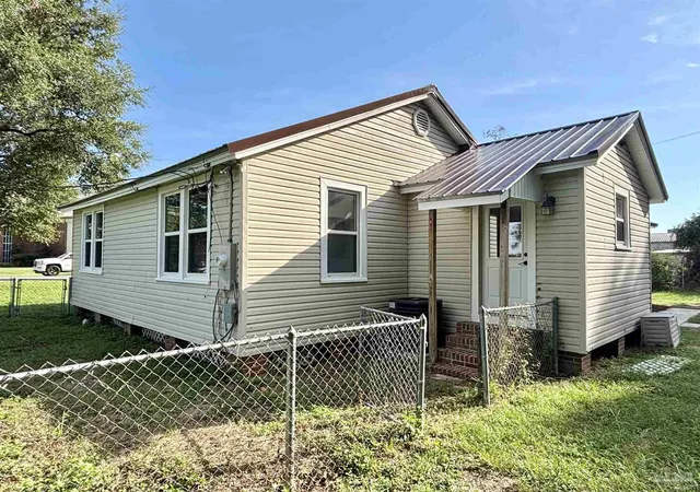Photo 4 of Single family home for sale at 5911 Lillian Hwy, Pensacola, FL 32506 | MLS# 688373 | Listing updated on 2026-10-21