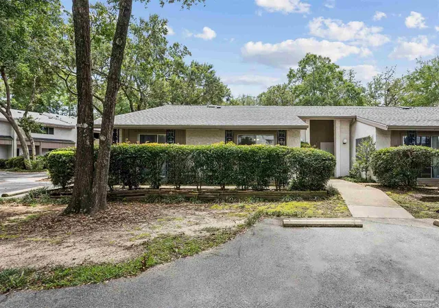 Listing Photo 1 - Condo for sale in building located at 3400 Wimbledon Dr, Pensacola, FL 32504 - Unit #20