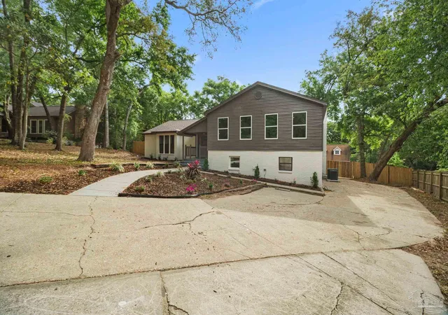 Photo 2 of Single family home for sale at 5720 Avenida Robledal, Pensacola, FL 32504 | MLS# 689628 | Listing updated on 2026-10-07