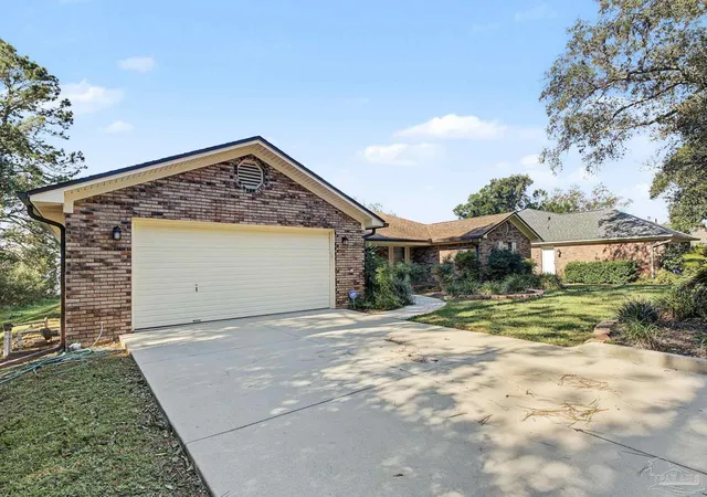 Photo 4 of Single family home for sale at 5639 Bay Forest Dr, Pensacola, FL 32526 | MLS# 689096 | Listing updated on 2026-10-13