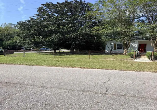 Photo 3 of Single family home for sale at 13 Lincoln Rd, Pensacola, FL 32507 | MLS# 689150 | Listing updated on 2026-09-18