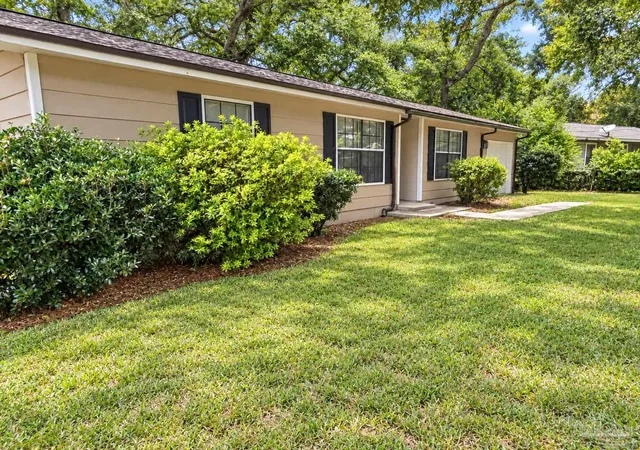 Photo 3 of Single family home for sale at 3005 Lenora Cir, Pensacola, FL 32526 | MLS# 686151 | Listing updated on 2026-10-21