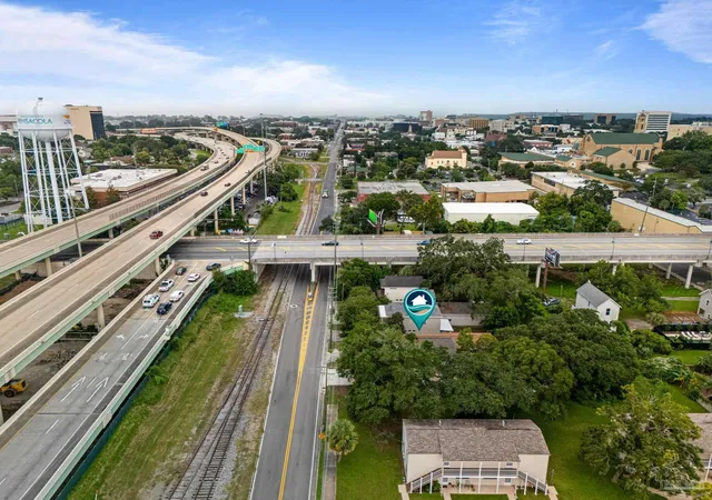 Photo 32 of Single family home for sale at 811 N Tarragona St, Pensacola, FL 32501 | MLS# 687723 | Listing updated on 2026-09-11
