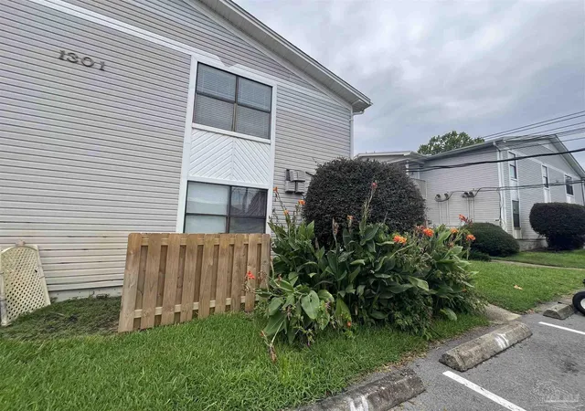 Listing Photo 4 - Condo for sale in building located at 1301 Redwood Ln, Gulf Breeze, FL 32563 - Unit #D