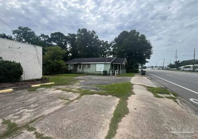 Photo 4 of Single family home for sale at 2410 N Pace Blvd #0, Pensacola, FL 32505 | MLS# 688508 | Listing updated on 2026-09-11