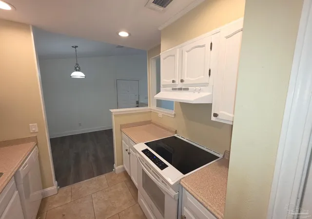 Listing Photo 1 - Condo for sale in building located at 2201 Scenic Hwy, Pensacola, FL 32503 - Unit #H5