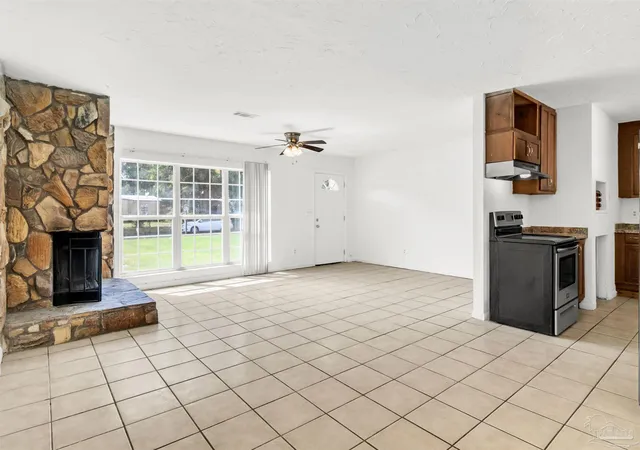 Photo 3 of Sale Pending at 48 Pen Hvn Dr, Pensacola, FL 32506 | MLS# 689744 | Listing updated on 2026-10-19