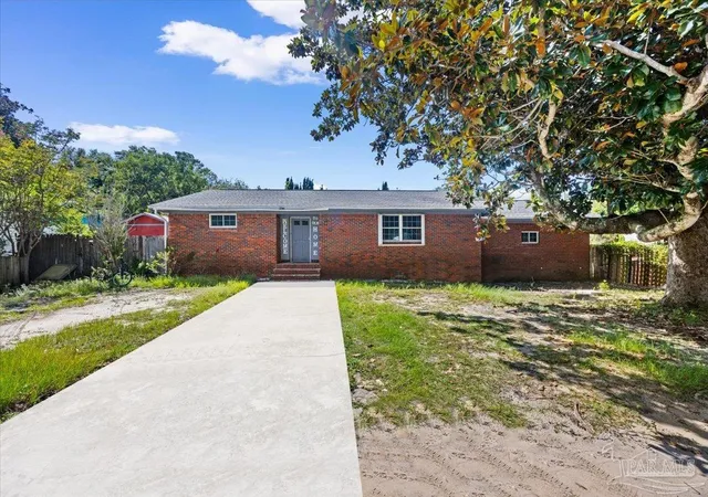 Photo 1 of Single family home for sale at 1695 Beechwood Dr, Gulf Breeze, FL 32563 | MLS# 689166 | Listing updated on 2026-10-02