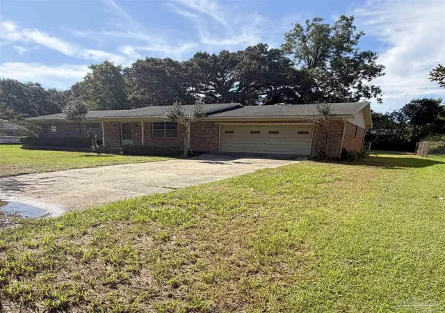 Photo 2 of Single family home for sale at 17 Seminole Trl, Pensacola, FL 32506 | MLS# 688968 | Listing updated on 2026-10-23