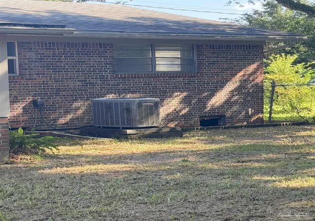 Photo 4 of Single family home for sale at 17 Seminole Trl, Pensacola, FL 32506 | MLS# 688968 | Listing updated on 2026-10-23