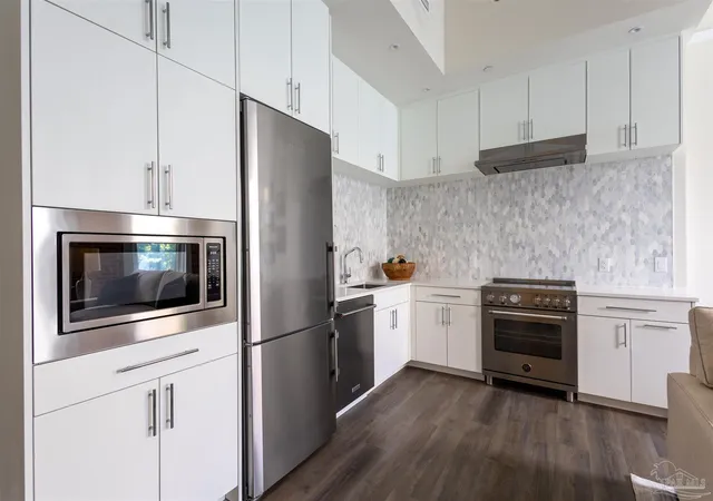 Listing Photo 1 - Condo for sale in building located at 17 S Palafox Pl, Pensacola, FL 32502 - Unit #313